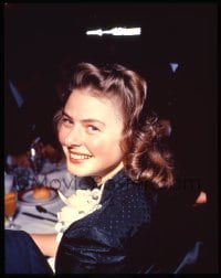 9m406 INGRID BERGMAN 4x5 transparency 1950s great candid close up smiling over her shoulder!