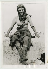 9s042 100 RIFLES 7x10 news photo 1968 Raquel Welch laughing on the set in Madrid, Spain!