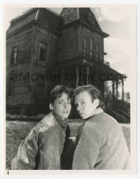 9s110 BATES MOTEL TV 7x9 still R1988 scared Bud Cort & Lori Petty by the famous house!