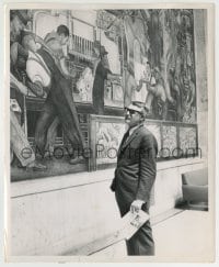 9s176 CARY GRANT 8.25x10 news photo 1963 admiring the Diego Rivera mural in Detroit, Michigan!