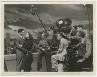 9s456 HUMORESQUE candid 8x10.25 still 1946 director & crew film Garfield & Joan Crawford on roof!