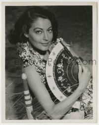 9s554 LITTLE HUT candid 8x10.25 still 1957 c/u of sexy tropical Ava Gardner relaxing on the set!