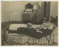 9s568 LOVE'S GREATEST MISTAKE candid deluxe 7.5x9.5 still 1927 William Powell pretending to be dead!