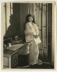 9s573 MADGE BELLAMY 8x10 still 1920s full-length portrait in feathered nightgown by her desk!