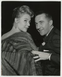 9s634 MITZI GAYNOR 7.5x9.5 news photo 1957 with husband Jack Bean in their third year of marriage!