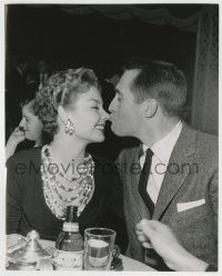 9s633 MITZI GAYNOR 7.5x9.5 news photo 1950s husband Jack Bean kisses the tip of her pretty nose!