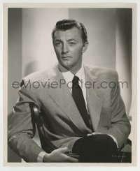 9s800 ROBERT MITCHUM 8.25x10 still 1953 great seated portrait in suit & tie by Ernest A. Bachrach!