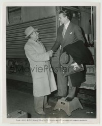 9s824 SECRET BEYOND THE DOOR candid 8x10 still 1947 director Fritz Lang greets Michael Redgrave!