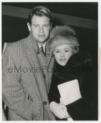 9s938 TROY DONAHUE/CONNIE STEVENS 8x10 news photo 1962 arriving at New York airport by Schumach!