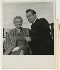 9s941 TWENTIETH CENTURY candid TV 8x10.25 still 1956 Orson Welles & Betty Grable film scene on truck!