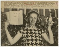 9s958 VANESSA REDGRAVE 8x10.25 news photo 1967 accepting Golden Globe Award for her sister Lynn!