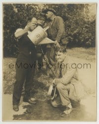 9s986 WOMANHANDLED candid deluxe 7.5x9.5 still 1925 man douses Richard Dix with watering can!