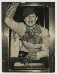 9s682 NORMA SHEARER English 6.5x8.5 news photo 1920s leaving London by train to a golf tournament!