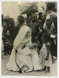 9s686 NUN'S STORY English 6x8 news photo 1959 Audrey Hepburn in costume with native children!