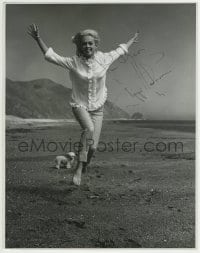 1b202 TIPPI HEDREN signed deluxe 11x14 still 1962 happily running on the beach with her poodle!
