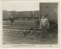 1b433 GLENN FORD signed 8x10 still 1954 hiding from Broderick Crawford by train in Human Desire!