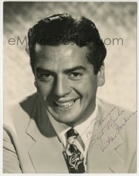 1b603 VICTOR MATURE signed 7x9 still 1940s head & shoulders smiling portrait of the leading man!