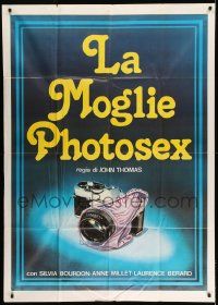1g290 LA MOGLIE PHOTOSEX Italian 1p 1980 sexy image of camera with panties wrapped around it!