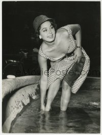 1h104 ANTIGONE COSTANDA 7.25x9.5 news photo 1950s Miss World washing her feet in fountain in Rome!