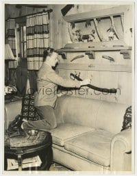 1h474 JAMES CAGNEY 6.5x8.5 news photo 1934 putting a sword on the wall in his den at his home!
