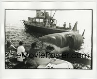 1h032 JAWS deluxe candid 8x10 file photo 1975 Spielberg & production designer w/ Bruce by Goldman!
