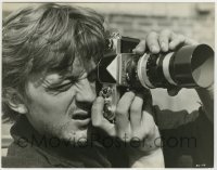 2a218 BLOW-UP 8x10.25 still 1967 best close up of David Hemmings taking pictures with Nikon camera!