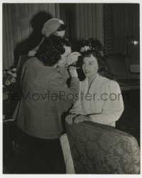 2a468 GHOST BREAKERS candid 7.75x9.5 still 1940 Paulette Goddard doing her hair & makeup by Lobben!