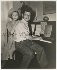 2a487 GREAT McGINTY candid 7.75x9.5 still 1940 Preston Sturges & Angelus at piano by Richardson!