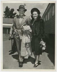 2a555 JAMES CAGNEY 7.25x9 news photo 1940s with his wife happily returning home by train!