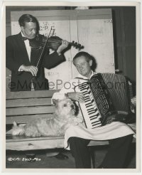 2a738 PAL JOEY candid 8.25x10 still 1957 Borzage & Kerr play music for Sinatra's dog by Cronenweth!