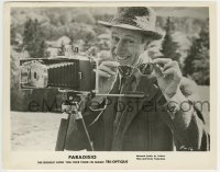 2a740 PARADISIO 8x10.25 still 1962 close up of smiling Arthur Howard behind camera with sunglasses!