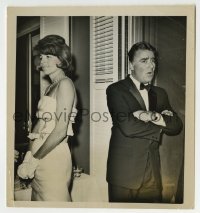 2a750 PETER LAWFORD 7.25x8 news photo 1962 back to back with wife Patricia Kennedy at a party!