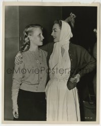 2a864 SUDDEN FEAR candid 8x10 key book still 1952 Joan Crawford visited by daughter Christina on set