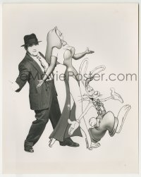 2a979 WHO FRAMED ROGER RABBIT 8x10 still 1988 Bob Hoskins with cartoons Jessica Rabbit & Roger!