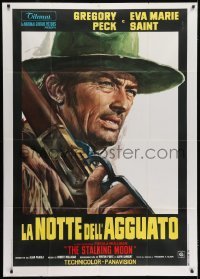 2c564 STALKING MOON Italian 1p 1968 cool different Casaro art of Gregory Peck with rifle!