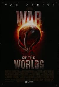 2k952 WAR OF THE WORLDS advance 1sh 2005 Spielberg, alien hand holding Earth, white title design