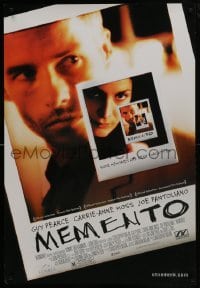 3g604 MEMENTO 1sh 2000 great image of tattooed Guy Pearce, directed by Christopher Nolan!