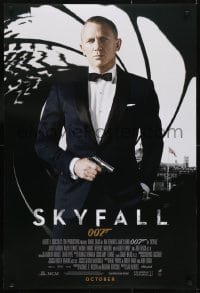3g787 SKYFALL int'l advance DS 1sh 2012 October style, Craig as James Bond standing with gun!