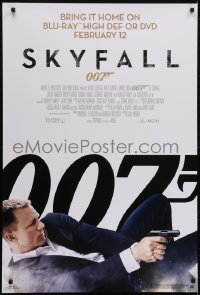 3k835 SKYFALL 27x40 video poster 2012 cool c/u of Daniel Craig as James Bond on back shooting gun!