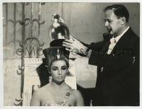 3m293 CLEOPATRA candid 8x10.25 still 1963 director Mankiewicz helps Liz Taylor adjust headdress!