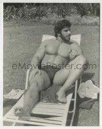 3m625 LOU FERRIGNO 7x9 still 1983 in lawn chair & he barely fits in it with his bulging muscles!