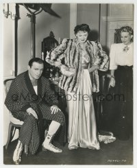3m637 MAN ABOUT TOWN candid 7.75x9.5 still 1939 Jack Benny, Jeans & Barnes on set by Morrison!