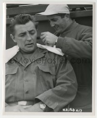 3m740 ONE MINUTE TO ZERO candid 8.25x10 still 1952 Robert Mitchum gets his hair trimmed on the set!