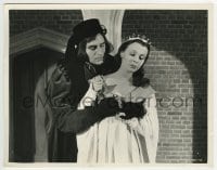 3m813 RICHARD III 8x10.25 still 1954 c/u of Laurence Olivier with his arms around Claire Bloom!