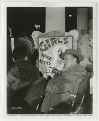 3m930 TOUCH OF EVIL candid 8.25x10 still 1958 Orson Welles talks with cameraman by Nude Kuties sign!
