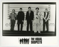 3m955 USUAL SUSPECTS 8x10 still 1995 Kevin Spacey, Baldwin, Byrne, Del Toro & Pollak in lineup!