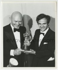 3m999 YUL BRYNNER/FRANCOIS TRUFFAUT 8.25x10 still 1974 holding Best Foreign Language Film Oscar!