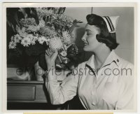 3m745 OPERATION PACIFIC candid 8.25x10 still 1951 Patricia Neal greeted with flowers from the cast!