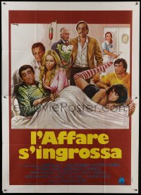 3p471 MASCHIO LATINO CERCASI Italian 2p 1976 wacky Enzo Sciotti art of top cast in hospital bed!