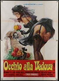 3p480 OCCHIO ALLA VEDOVA Italian 2p 1976 sexy widow Giovanna Lenzi with gun over husband's grave!